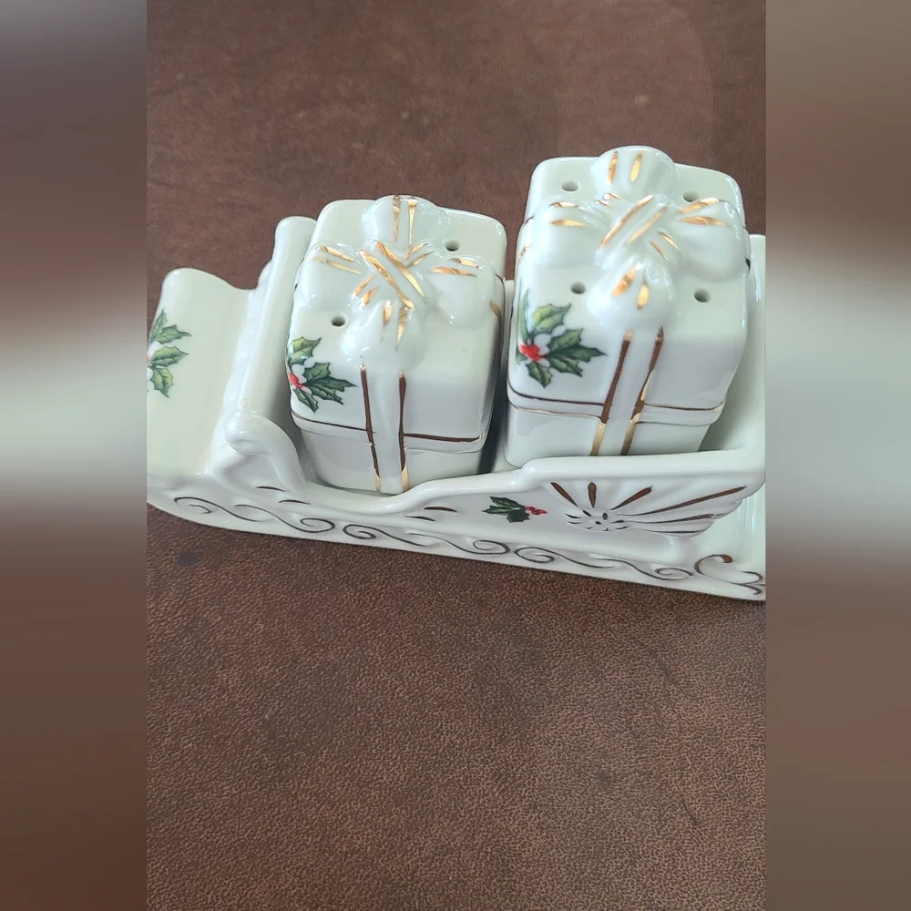 Sleigh salt and pepper set with original box